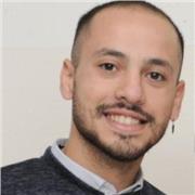Estudiante avanzado de economía enseña matemática a niños